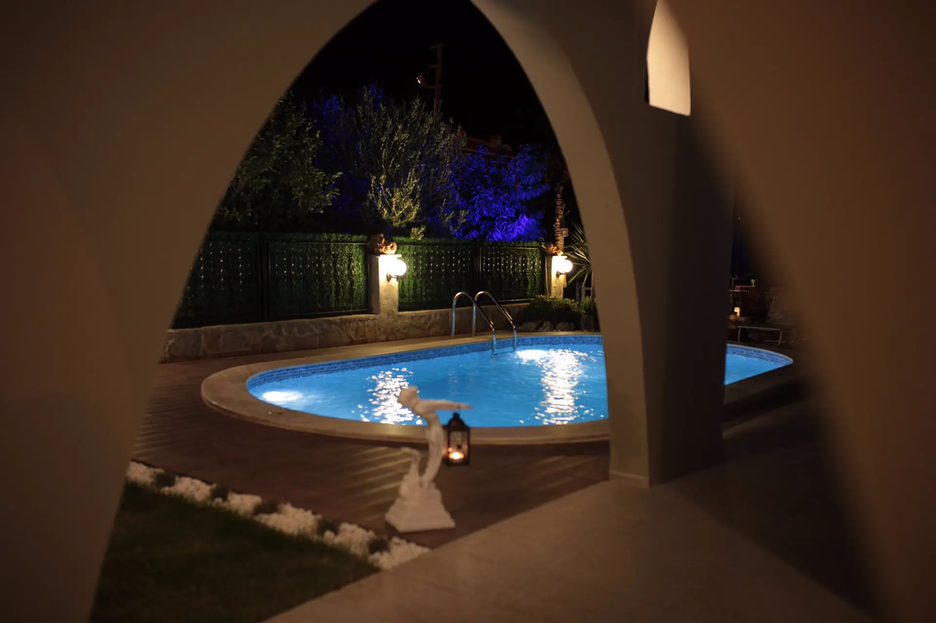 Villa bahçesinde tamamlanmış oval Maldiv havuz