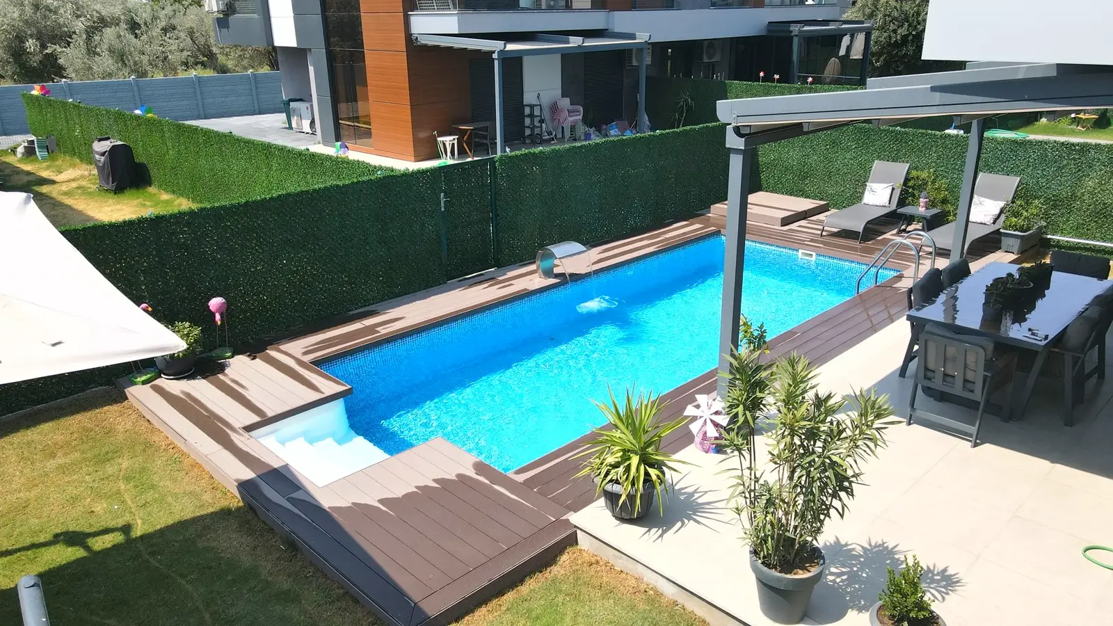 Elit Doğa sitesinde bir başka tamamlanmış Fiplus havuzu, paslanmaz şelale ve pergola ile
